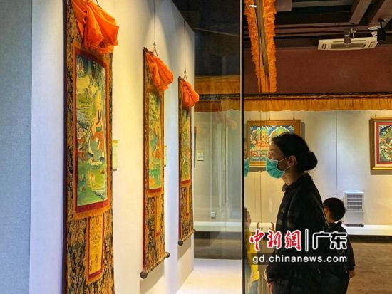 80余幅國家級非遺大師希熱布唐卡作品東莞展出。圖為充滿神秘色彩的唐卡作品吸引人駐足觀看(徐倩 攝)