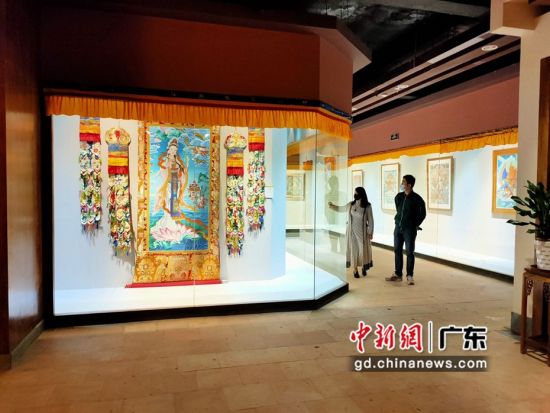 80余幅國家級(jí)非遺大師希熱布唐卡作品東莞展出。圖為展出的唐卡作品色澤鮮艷(徐倩 攝)