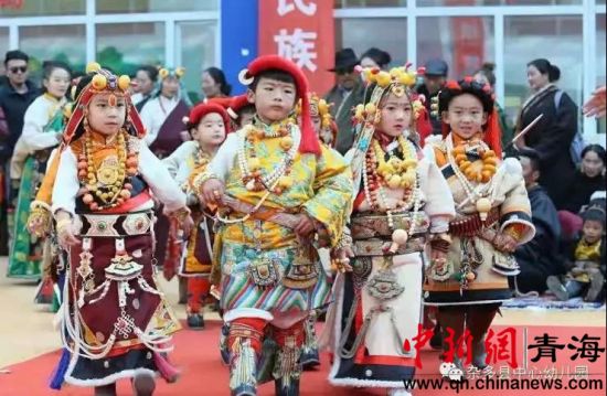 圖為雜多縣中心幼兒園開展了以“傳承非遺文化從我開始”為主題的親子活動暨首屆民間文化游戲節(jié)。