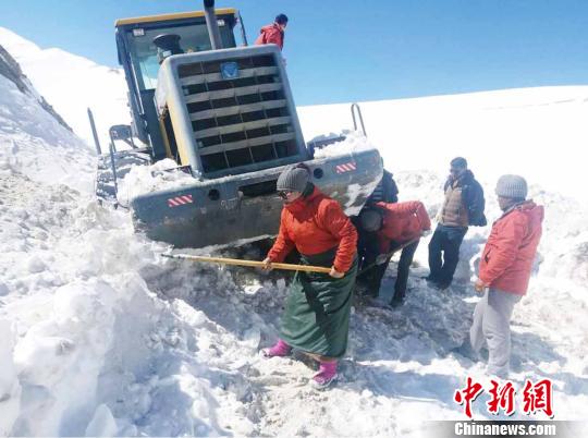 圖為普布卓瑪(左一)與養(yǎng)護工人一起抗擊雪災，搶險保通。　阿里地區(qū)公路養(yǎng)護段供圖 攝