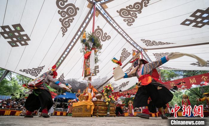 圖為2018年8月12日，西藏拉薩雪頓節(jié)期間，羅布林卡公園內(nèi)舉行的藏戲比賽吸引了眾多藏族民眾和國內(nèi)外游客前來觀看(資料圖)?！『闻罾?攝