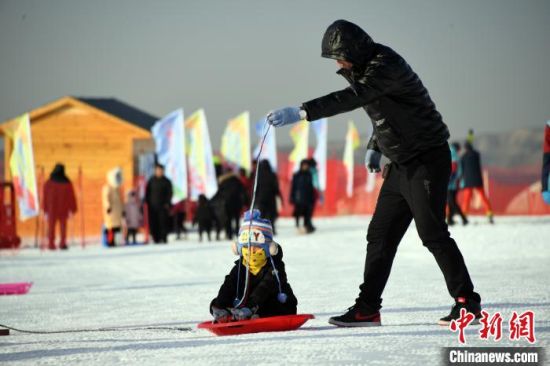 圖為市民戲雪。　丁凱 攝