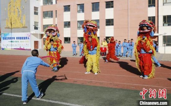 圖為西寧市陽光小學(xué)學(xué)生參加舞獅社團(tuán)?！●R銘言 攝