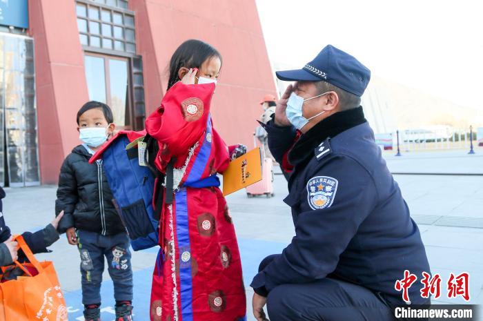 圖為小乘客向拉薩鐵路公安民警敬禮?！『铲i 攝