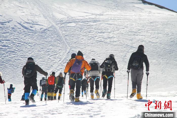 圖為2019年，普通民眾在洛堆峰體驗登雪山活動。資料圖 趙朗 攝