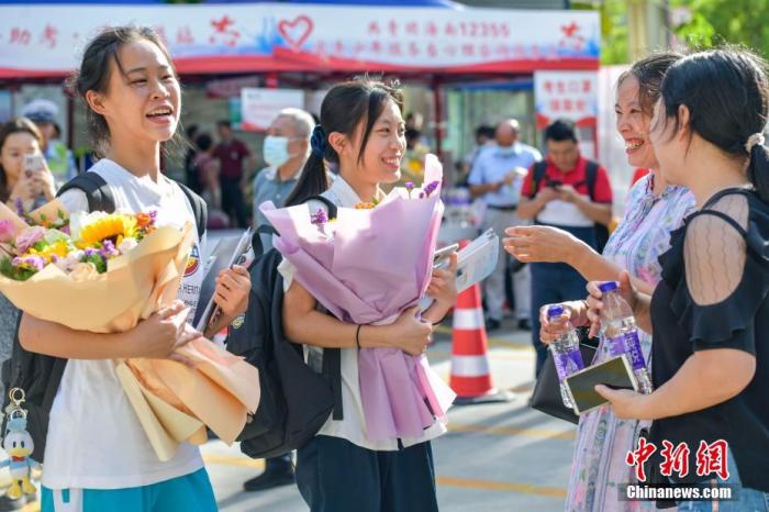 資料圖：6月10日，海南省?？谑泻Ｄ现袑W(xué)考點外，家長為剛剛走出考場的考生送上鮮花。當日，海南省2021年高考結(jié)束 。 <a target='_blank' ><p  align=