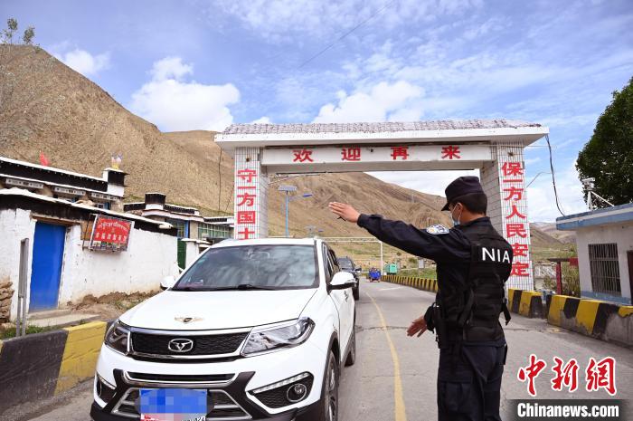 圖為移民管理警察示意司機(jī)停車接受檢查。　趙朗 攝