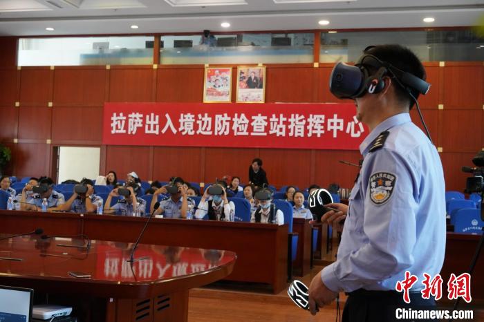 圖為移民管理警察、機場工作人員等體驗VR學(xué)黨史?！≯ㄔ?攝