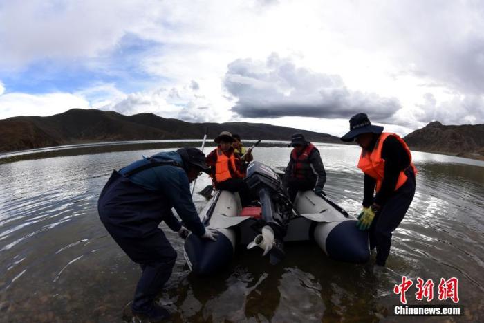 圖為科考隊(duì)員準(zhǔn)備乘快艇前往浪錯湖中心開展科考作業(yè)。 <a target='_blank' ><p  align=