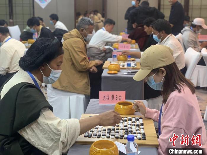 圖為參賽選手正在進(jìn)行藏棋對(duì)弈?！≈x牧 攝