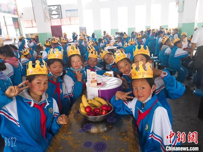 圖為加查縣安繞鎮(zhèn)小學(xué)學(xué)生集體過六一兒童節(jié)。　安繞鎮(zhèn)小學(xué)供圖