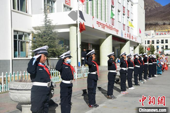 圖為加查縣安繞鎮(zhèn)小學(xué)學(xué)生爭當(dāng)“小交警”體驗(yàn)交警工作?！∝暩聛硭?攝