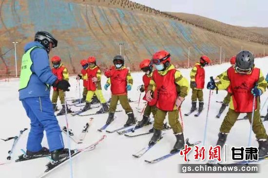 圖為天祝烏鞘嶺國(guó)際滑雪場(chǎng)游客享受冰雪運(yùn)動(dòng)樂趣。