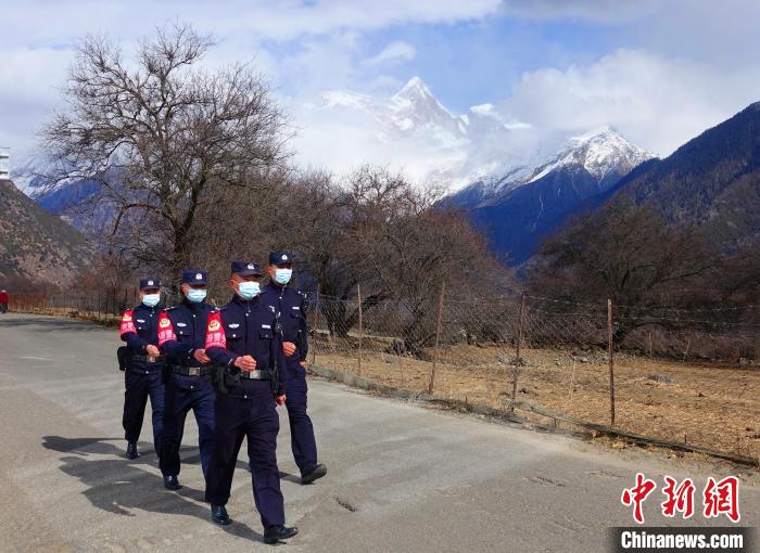 西藏林芝戍邊民警：為“你”翻山越嶺，卻無心看風景