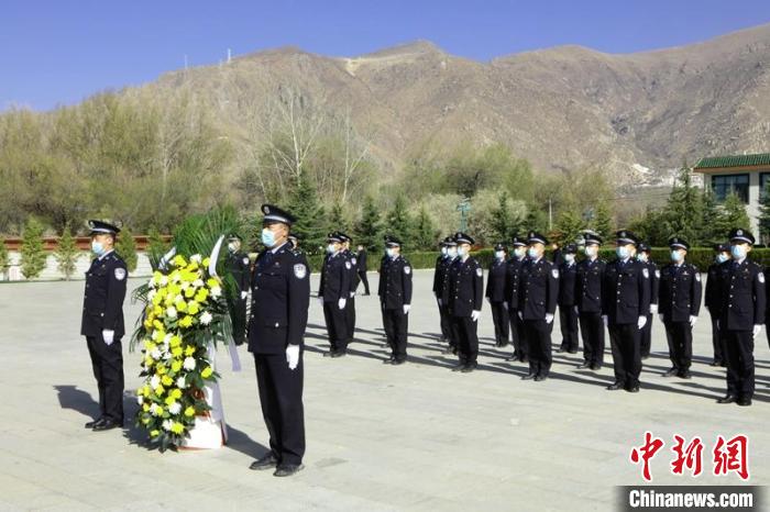 西藏多地邊檢民警開展清明節(jié)紀(jì)念活動