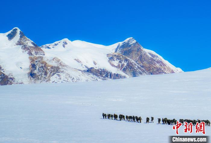 官兵攀爬、翻越、穿行在雪山。　西藏山南軍分區(qū)某團供圖