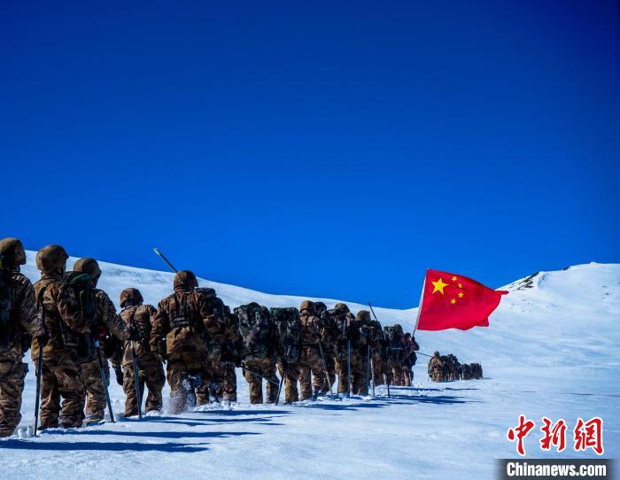 官兵攀爬、翻越、穿行在雪山?！∥鞑厣侥宪姺謪^(qū)某團供圖