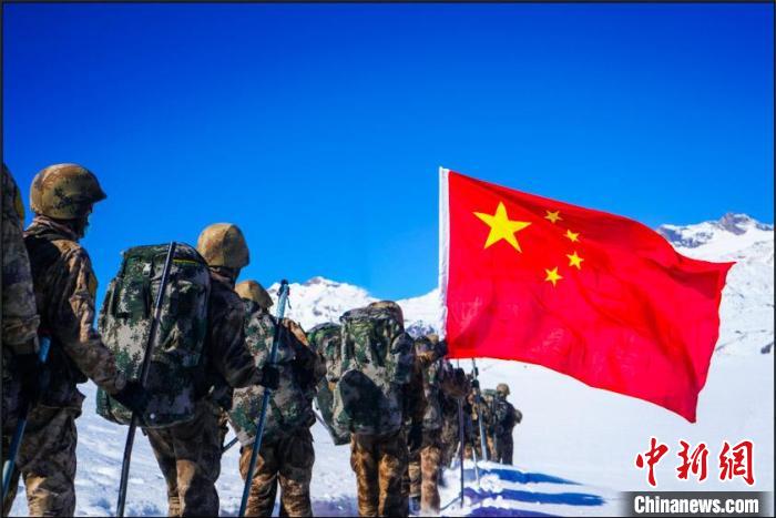 官兵攀爬、翻越、穿行在雪山。　西藏山南軍分區(qū)某團供圖