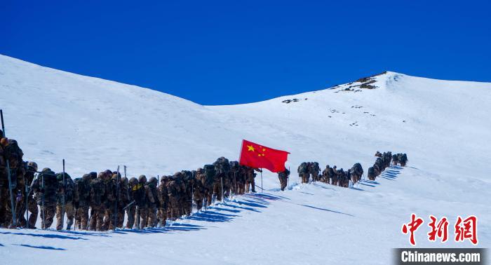 官兵攀爬、翻越、穿行在雪山?！∥鞑厣侥宪姺謪^(qū)某團供圖