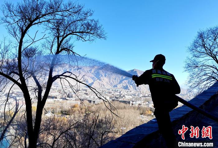 12月6日，布達(dá)拉宮消防救援大隊(duì)在布達(dá)拉宮山體林草區(qū)域開(kāi)展?jié)窕ぷ??！㈣?攝