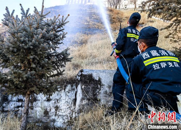 12月6日，布達(dá)拉宮消防救援大隊(duì)在布達(dá)拉宮山體林草區(qū)域開(kāi)展?jié)窕ぷ??！㈣?攝