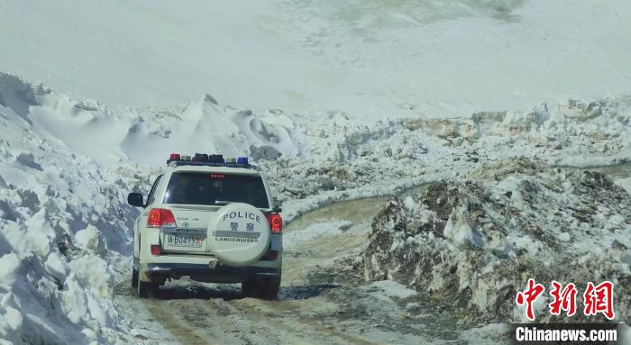 圖為邊壩縣降雪時夏貢拉山段路況?！∵厜慰h融媒體中心供圖