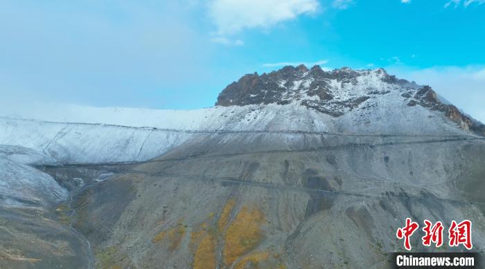 圖為邊壩縣降雪時夏貢拉山段路況?！∵厜慰h融媒體中心供圖