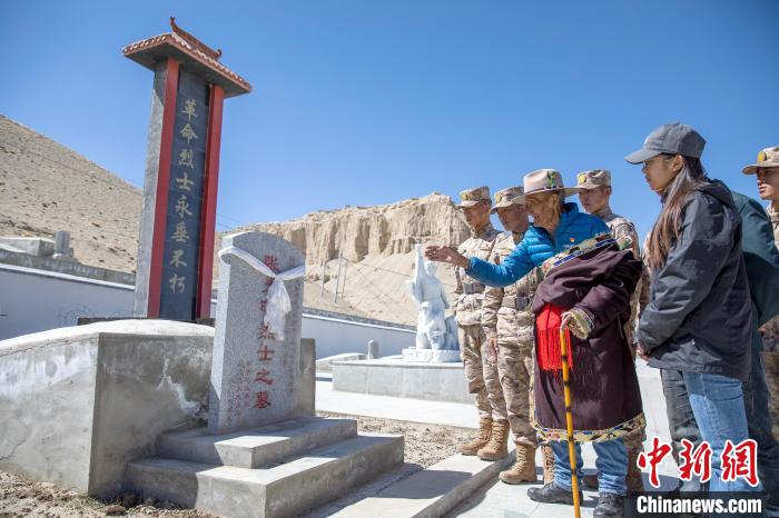 圖為在西藏阿里地區(qū)札達(dá)縣烈士陵園，82歲的次仁南杰老人為軍民代表講述新舊西藏的變化。　劉曉東 攝