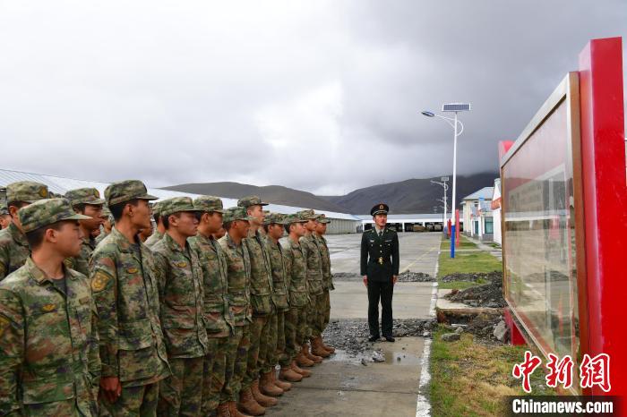 新兵了解邊防歷史。　李學(xué)文 攝