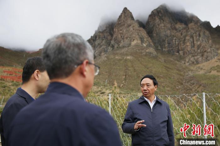 圖為西藏自治區(qū)人大常委會(huì)副主任、拉薩南北山綠化指揮部副總指揮江白(右)?！∝暣_ 攝