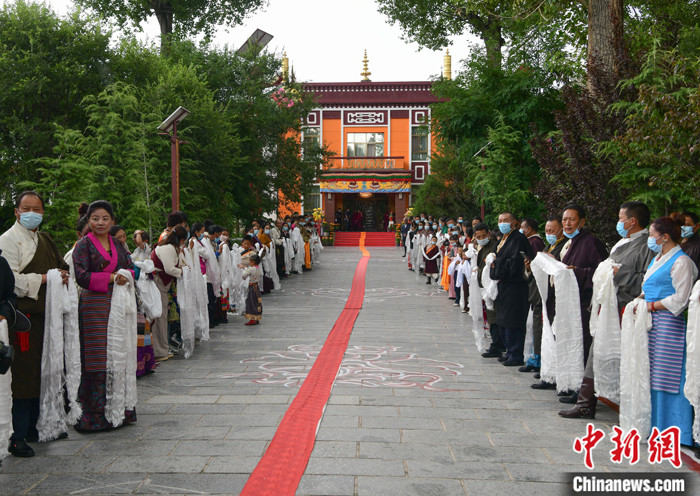 7月30日，在位于拉薩的雪林多吉頗章內(nèi)，各族各界信眾列隊(duì)歡迎班禪回藏?！?lt;a target='_blank' ><p  align=