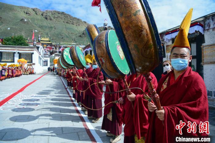 8月8日，班禪回到駐錫地扎什倫布寺，僧人們以最高規(guī)格的藏傳佛教傳統(tǒng)儀式迎接班禪到來?！?貢嘎來松 攝