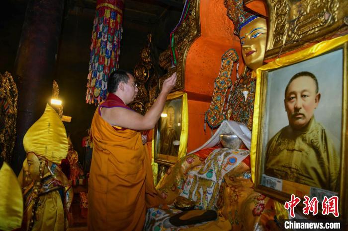 8月8日，班禪在扎什倫布寺措欽大殿朝拜佛祖釋迦牟尼佛像?！?貢嘎來松 攝