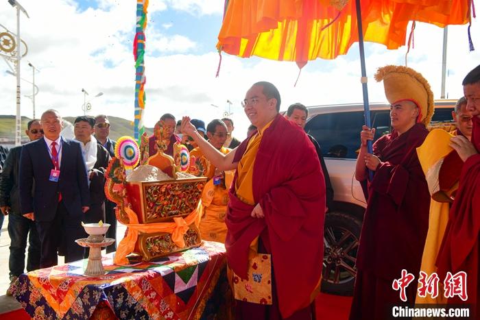 8月26日，班禪來(lái)到安多縣白日寺禮佛、講經(jīng)，該寺以最高禮儀迎請(qǐng)班禪。<a target='_blank' ><p  align=