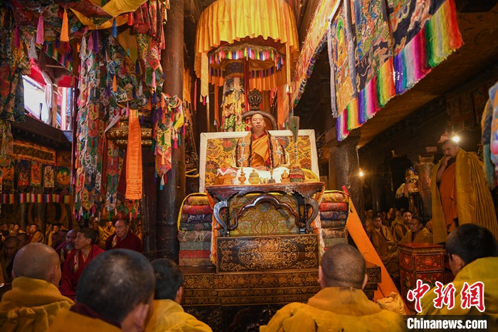 10月27日，扎什倫布寺舉行吉祥祈愿法會，慶祝班禪額爾德尼·確吉杰布獲得“嘎欽”學位。圖為班禪在法會上帶領僧人誦經(jīng)。<a target='_blank' ><p  align=