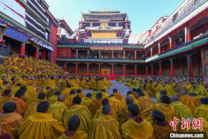 10月26日，班禪在扎什倫布寺多加大院參加“嘎欽”學位立宗答辯，全寺僧人齊聚一堂，共同見證這一殊勝時刻。<a target='_blank' ><p  align=