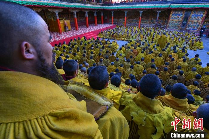 10月26日，班禪在扎什倫布寺參加“嘎欽”學位立宗答辯。圖為扎寺僧人在多加大院集體誦經(jīng)祈福。<a target='_blank' ><p  align=