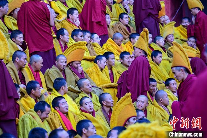 10月26日，班禪在扎什倫布寺參加“嘎欽”學位立宗答辯，圖為扎寺僧人同時在多加大院辯經(jīng)。<a target='_blank' ><p  align=