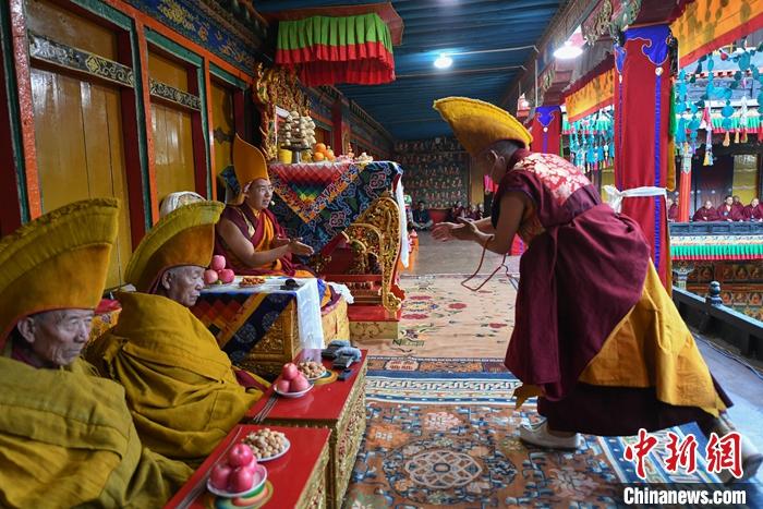 10月26日，班禪在扎什倫布寺參加“嘎欽”學位立宗答辯。圖為班禪作為立論者與經(jīng)師助理辯論。<a target='_blank' ><p  align=