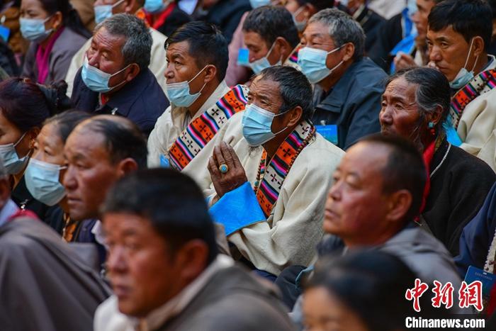 10月26日，信眾在扎什倫布寺現(xiàn)場見證班禪參加“嘎欽”學位立宗答辯。<a target='_blank' ><p  align=