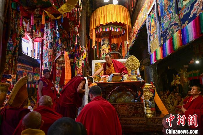 10月27日，扎什倫布寺舉行慶祝班禪額爾德尼·確吉杰布獲得“嘎欽”學位吉祥祈愿法會，班禪在法會上為僧人摸頂賜福。<a target='_blank' ><p  align=