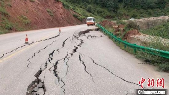 圖為發(fā)生路基下沉滑移險情的路段。果洛公路總段供圖