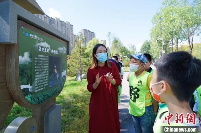 圖為小朋友在青海西寧湟水國家濕地公園內(nèi)學(xué)習(xí)濕地知識(shí)。　馬銘言 攝