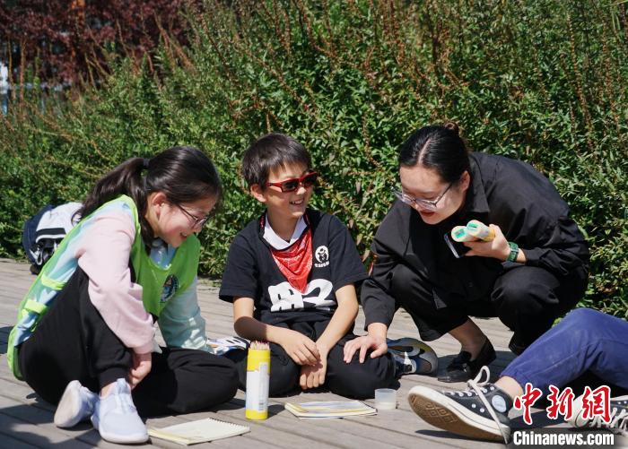 圖為小朋友在青海西寧湟水國家濕地公園內(nèi)認(rèn)識(shí)植物并進(jìn)行繪畫?！●R銘言 攝