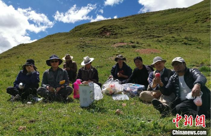 科研團隊在熱魯盆地工作合影?！≈锌圃呵嗖馗咴?供圖