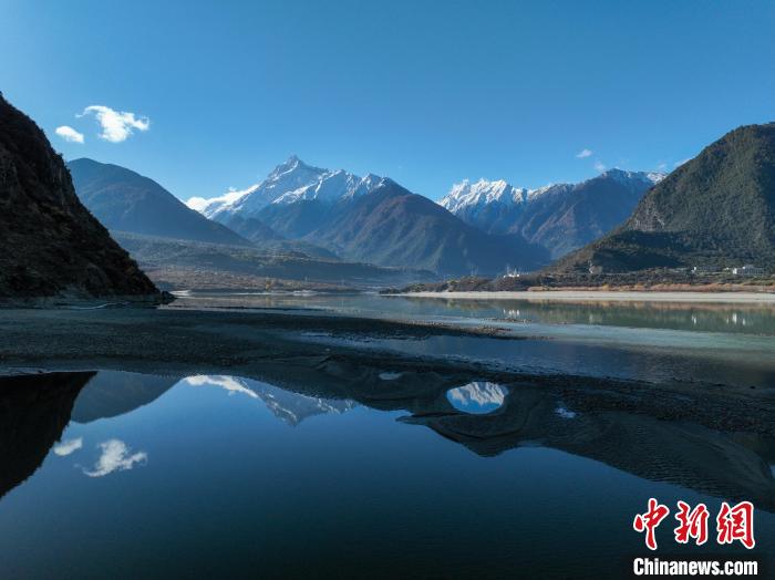 西藏林芝雅魯藏布江和遠(yuǎn)處的雪山?！《拘?攝