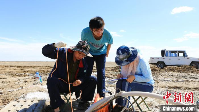 圖為專家測量鹽湖鹵水水位。(資料圖) 柴綜院 供圖