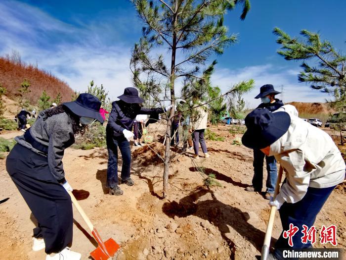 圖為西寧市城東區(qū)干部職工參加義務(wù)植樹。　張?zhí)砀?攝