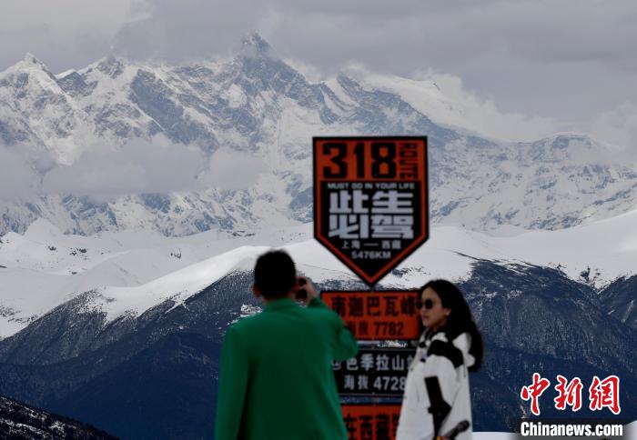 圖為5月14日，西藏林芝色季拉山觀景臺，游客遠眺南迦巴瓦峰?！　±盍?攝