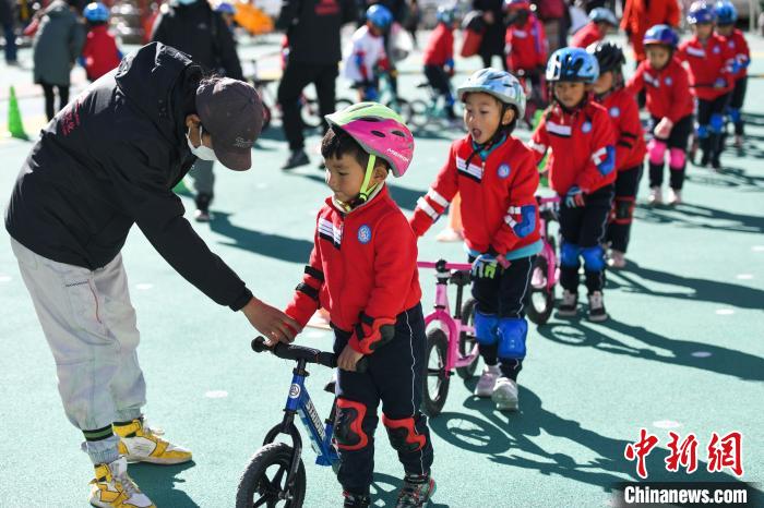 圖為拉薩市實(shí)驗(yàn)幼兒園孩子們?cè)诮叹毜闹笇?dǎo)下練習(xí)滑步車?！『闻罾?攝